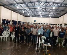 Centenas de moradores de Lindoeste e Três Barras do Paraná, na região Oeste do estado, participaram nesta semana de uma reunião sobre o programa de regularização fundiária da Cohapar. O encontro foi organizado pela Japel, empresa especializada licitada pela companhia, para prestar orientações sobre a execução do serviço nas cidades, que resultará na documentação de imóveis em situação irregular ao longo dos próximos 18 meses.