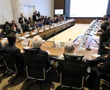 O Paraná terá programas permanentes de habitação e cidadania para incentivar o desfavelamento e abrigar idosos humildes em condomínios estruturados e salubres. O presidente da Companhia de Habitação do Paraná (Cohapar), Jorge Lange, apresentou as iniciativas ao governador Carlos Massa Ratinho Junior durante a reunião de secretariado desta terça-feira (3). O intuito é de que os programas sejam formatados como projetos de lei para garantir um caráter permanente.
