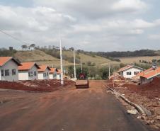 Técnicos da Cohapar estiveram nesta quarta-feira (4) nos canteiros de obras de construção de conjuntos habitacionais em Leópolis e Sertaneja, na região Norte do Paraná. Eles acompanharam a evolução da construção das casas populares nos municípios, que deverão ser entregues à população entre o fim de 2019 e o início de 2020.
