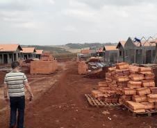 Técnicos da Cohapar estiveram nesta quarta-feira (4) nos canteiros de obras de construção de conjuntos habitacionais em Leópolis e Sertaneja, na região Norte do Paraná. Eles acompanharam a evolução da construção das casas populares nos municípios, que deverão ser entregues à população entre o fim de 2019 e o início de 2020.