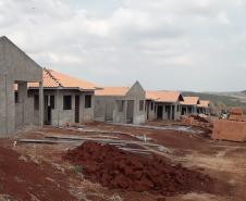 Técnicos da Cohapar estiveram nesta quarta-feira (4) nos canteiros de obras de construção de conjuntos habitacionais em Leópolis e Sertaneja, na região Norte do Paraná. Eles acompanharam a evolução da construção das casas populares nos municípios, que deverão ser entregues à população entre o fim de 2019 e o início de 2020.