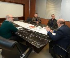 Representantes da Cohapar e do Instituto Paranaense de Desenvolvimento Econômico e Social (Ipardes) se reuniram nesta sexta-feira (6) para discutir os detalhes de uma nova parceria entre os órgãos. O objetivo é elaborar um estudo aprofundado sobre os impactos socioeconômicos propiciados direta e indiretamente pelos projetos habitacionais coordenados pela companhia.
