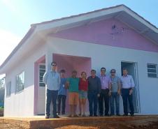 O presidente da Cohapar, Jorge Lange, e o presidente da Companhia Municipal de Habitação de Cascavel (Cohavel), Nei Haveroth, vistoriaram nesta segunda-feira (9), as obras de construção de 57 novas casas populares no Assentamento Valmir Motta de Oliveira, na zona rural de Cascavel. O projeto envolve investimentos de R$ 1,6 milhão e deverá ser concluído até a metade de novembro.