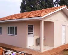O presidente da Cohapar, Jorge Lange, e o presidente da Companhia Municipal de Habitação de Cascavel (Cohavel), Nei Haveroth, vistoriaram nesta segunda-feira (9), as obras de construção de 57 novas casas populares no Assentamento Valmir Motta de Oliveira, na zona rural de Cascavel. O projeto envolve investimentos de R$ 1,6 milhão e deverá ser concluído até a metade de novembro.