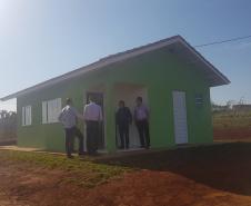 O presidente da Cohapar, Jorge Lange, e o presidente da Companhia Municipal de Habitação de Cascavel (Cohavel), Nei Haveroth, vistoriaram nesta segunda-feira (9), as obras de construção de 57 novas casas populares no Assentamento Valmir Motta de Oliveira, na zona rural de Cascavel. O projeto envolve investimentos de R$ 1,6 milhão e deverá ser concluído até a metade de novembro.