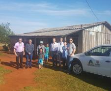 O presidente da Cohapar, Jorge Lange, e o presidente da Companhia Municipal de Habitação de Cascavel (Cohavel), Nei Haveroth, vistoriaram nesta segunda-feira (9), as obras de construção de 57 novas casas populares no Assentamento Valmir Motta de Oliveira, na zona rural de Cascavel. O projeto envolve investimentos de R$ 1,6 milhão e deverá ser concluído até a metade de novembro.