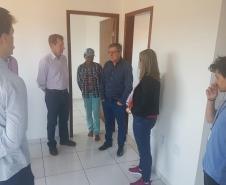 O presidente da Cohapar, Jorge Lange, e o presidente da Companhia Municipal de Habitação de Cascavel (Cohavel), Nei Haveroth, vistoriaram nesta segunda-feira (9), as obras de construção de 57 novas casas populares no Assentamento Valmir Motta de Oliveira, na zona rural de Cascavel. O projeto envolve investimentos de R$ 1,6 milhão e deverá ser concluído até a metade de novembro.