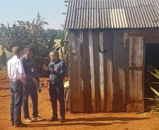 O presidente da Cohapar, Jorge Lange, e o presidente da Companhia Municipal de Habitação de Cascavel (Cohavel), Nei Haveroth, vistoriaram nesta segunda-feira (9), as obras de construção de 57 novas casas populares no Assentamento Valmir Motta de Oliveira, na zona rural de Cascavel. O projeto envolve investimentos de R$ 1,6 milhão e deverá ser concluído até a metade de novembro.