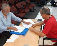 Técnicos da Cohapar entregaram na última semana as escrituras de oito imóveis a mutuários da empresa de Maringá e Santo Inácio, na região Norte do Paraná. A ação faz parte do programa de Escrituração Direta da companhia, que consiste na oferta de um serviço para reconhecimento de propriedade feito de forma mais rápida e barata do que o praticado normalmente pelo mercado.