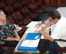 Técnicos da Cohapar entregaram na última semana as escrituras de oito imóveis a mutuários da empresa de Maringá e Santo Inácio, na região Norte do Paraná. A ação faz parte do programa de Escrituração Direta da companhia, que consiste na oferta de um serviço para reconhecimento de propriedade feito de forma mais rápida e barata do que o praticado normalmente pelo mercado.