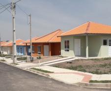 Faltam poucos detalhes para que o Residencial Santo Antônio da Platina II, com 128 casas populares, seja concluído na cidade. Nesta quarta-feira (11), técnicos da Cohapar estiveram no local das obras verificando os últimos trabalhos que estão sendo realizados para a conclusão do empreendimento, que recebeu R$ 13 milhões de investimentos do poder público.
