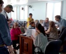 Cerca de 350 moradores de Pitanga participaram nesta quarta-feira (11) de uma reunião organizada pela Cohapar para explicar os detalhes do programa de Escrituração Direta da empresa. O grupo é formado por mutuários, compradores ou pessoas que residem há mais de cinco anos em imóveis financiados pela companhia na cidade, na região Central do Paraná, e que poderão obter a escritura de suas propriedades com custos reduzidos em mais facilidade.