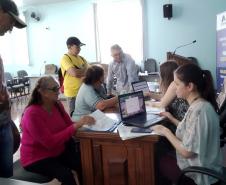 Cerca de 350 moradores de Pitanga participaram nesta quarta-feira (11) de uma reunião organizada pela Cohapar para explicar os detalhes do programa de Escrituração Direta da empresa. O grupo é formado por mutuários, compradores ou pessoas que residem há mais de cinco anos em imóveis financiados pela companhia na cidade, na região Central do Paraná, e que poderão obter a escritura de suas propriedades com custos reduzidos em mais facilidade.