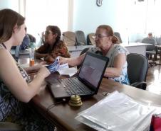 Cerca de 350 moradores de Pitanga participaram nesta quarta-feira (11) de uma reunião organizada pela Cohapar para explicar os detalhes do programa de Escrituração Direta da empresa. O grupo é formado por mutuários, compradores ou pessoas que residem há mais de cinco anos em imóveis financiados pela companhia na cidade, na região Central do Paraná, e que poderão obter a escritura de suas propriedades com custos reduzidos em mais facilidade.