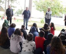 O presidente da Cohapar, Jorge Lange, participou nesta segunda-feira (23) do plantio de mudas de pitangueiras junto com alunos do Colégio Estadual Arnaldo Faivro Busato, em Pinhais. O ato simbólico faz parte de uma série de ações em alusão ao programa Paraná Mais Verde, que consiste no plantio de 413 mil mudas nativas nos 399 municípios paranaenses.