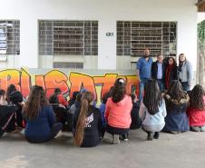 O presidente da Cohapar, Jorge Lange, participou nesta segunda-feira (23) do plantio de mudas de pitangueiras junto com alunos do Colégio Estadual Arnaldo Faivro Busato, em Pinhais. O ato simbólico faz parte de uma série de ações em alusão ao programa Paraná Mais Verde, que consiste no plantio de 413 mil mudas nativas nos 399 municípios paranaenses.