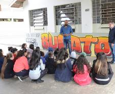 O presidente da Cohapar, Jorge Lange, participou nesta segunda-feira (23) do plantio de mudas de pitangueiras junto com alunos do Colégio Estadual Arnaldo Faivro Busato, em Pinhais. O ato simbólico faz parte de uma série de ações em alusão ao programa Paraná Mais Verde, que consiste no plantio de 413 mil mudas nativas nos 399 municípios paranaenses.