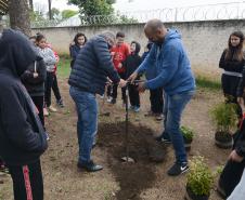 O presidente da Cohapar, Jorge Lange, participou nesta segunda-feira (23) do plantio de mudas de pitangueiras junto com alunos do Colégio Estadual Arnaldo Faivro Busato, em Pinhais. O ato simbólico faz parte de uma série de ações em alusão ao programa Paraná Mais Verde, que consiste no plantio de 413 mil mudas nativas nos 399 municípios paranaenses.