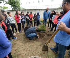 O presidente da Cohapar, Jorge Lange, participou nesta segunda-feira (23) do plantio de mudas de pitangueiras junto com alunos do Colégio Estadual Arnaldo Faivro Busato, em Pinhais. O ato simbólico faz parte de uma série de ações em alusão ao programa Paraná Mais Verde, que consiste no plantio de 413 mil mudas nativas nos 399 municípios paranaenses.