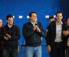 O presidente da Cohapar, Jorge Lange, participou nesta segunda-feira (23) do plantio de mudas de pitangueiras junto com alunos do Colégio Estadual Arnaldo Faivro Busato, em Pinhais. O ato simbólico faz parte de uma série de ações em alusão ao programa Paraná Mais Verde, que consiste no plantio de 413 mil mudas nativas nos 399 municípios paranaenses.