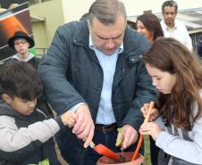 O presidente da Cohapar, Jorge Lange, participou nesta segunda-feira (23) do plantio de mudas de pitangueiras junto com alunos do Colégio Estadual Arnaldo Faivro Busato, em Pinhais. O ato simbólico faz parte de uma série de ações em alusão ao programa Paraná Mais Verde, que consiste no plantio de 413 mil mudas nativas nos 399 municípios paranaenses.