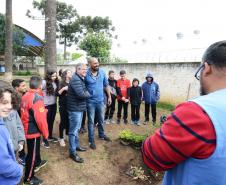 O presidente da Cohapar, Jorge Lange, participou nesta segunda-feira (23) do plantio de mudas de pitangueiras junto com alunos do Colégio Estadual Arnaldo Faivro Busato, em Pinhais. O ato simbólico faz parte de uma série de ações em alusão ao programa Paraná Mais Verde, que consiste no plantio de 413 mil mudas nativas nos 399 municípios paranaenses.