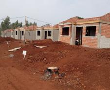 Avançam rápido as obras de construção de casas populares do programa Família Paranaense na região Centro-Oeste do estado. Nesta terça-feira (24), técnicos da Cohapar vistoriaram o andamento da construção de 30 imóveis em Barbosa Ferraz e outros 30 em Corumbataí do Sul, que são destinados ao atendimento de famílias em situação de vulnerabilidade social nos municípios.