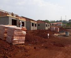 Avançam rápido as obras de construção de casas populares do programa Família Paranaense na região Centro-Oeste do estado. Nesta terça-feira (24), técnicos da Cohapar vistoriaram o andamento da construção de 30 imóveis em Barbosa Ferraz e outros 30 em Corumbataí do Sul, que são destinados ao atendimento de famílias em situação de vulnerabilidade social nos municípios.