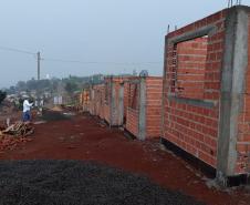 Avançam rápido as obras de construção de casas populares do programa Família Paranaense na região Centro-Oeste do estado. Nesta terça-feira (24), técnicos da Cohapar vistoriaram o andamento da construção de 30 imóveis em Barbosa Ferraz e outros 30 em Corumbataí do Sul, que são destinados ao atendimento de famílias em situação de vulnerabilidade social nos municípios.