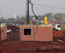 Avançam rápido as obras de construção de casas populares do programa Família Paranaense na região Centro-Oeste do estado. Nesta terça-feira (24), técnicos da Cohapar vistoriaram o andamento da construção de 30 imóveis em Barbosa Ferraz e outros 30 em Corumbataí do Sul, que são destinados ao atendimento de famílias em situação de vulnerabilidade social nos municípios.