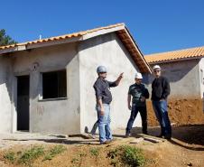 Bituruna
Em apenas uma semana, técnicos da Cohapar de Curitiba visitaram as obras de construção de casas populares em 22 municípios do estado. A iniciativa faz parte de um novo modelo de gestão da companhia que visa garantir a qualidade das construções e a celeridade na execução dos trabalhos nos mais diferentes projetos em que a empresa possui participação.
