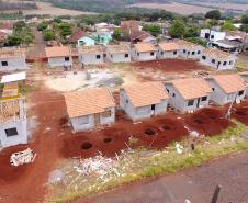 Medianeira
Em apenas uma semana, técnicos da Cohapar de Curitiba visitaram as obras de construção de casas populares em 22 municípios do estado. A iniciativa faz parte de um novo modelo de gestão da companhia que visa garantir a qualidade das construções e a celeridade na execução dos trabalhos nos mais diferentes projetos em que a empresa possui participação.