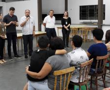 No dia 11 de outubro, mutuários, compradores ou ocupantes de imóveis financiados pela Cohapar em Quatro Pontes devem apresentar a documentação necessária para dar início ao processo de escrituração direta da companhia. O serviço é oferecido pela empresa a custos reduzidos e condições facilitadas de pagamento, além da possibilidade de isenção do pagamento de taxas municipais para quem precisa registrar a propriedade da moradia em cartório.