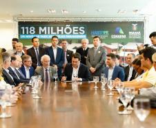 O governador Carlos Massa Ratinho Junior confirmou nesta quarta-feira (9) mais 1.494 novas casas populares para moradores de 33 municípios paranaenses. São imóveis financiados, casas repassadas gratuitamente a famílias de baixa renda e condomínios para pessoas idosas. O investimento é de R$ 118 milhões, com recursos do Tesouro Estadual, por meio do programa Habita Paraná, e de financiamento do Banco Interamericano de Desenvolvimento (BID).