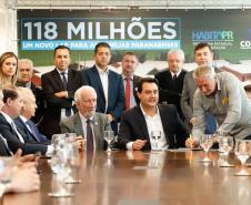 O governador Carlos Massa Ratinho Junior confirmou nesta quarta-feira (9) mais 1.494 novas casas populares para moradores de 33 municípios paranaenses. São imóveis financiados, casas repassadas gratuitamente a famílias de baixa renda e condomínios para pessoas idosas. O investimento é de R$ 118 milhões, com recursos do Tesouro Estadual, por meio do programa Habita Paraná, e de financiamento do Banco Interamericano de Desenvolvimento (BID).