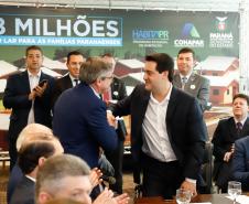 O governador Carlos Massa Ratinho Junior confirmou nesta quarta-feira (9) mais 1.494 novas casas populares para moradores de 33 municípios paranaenses. São imóveis financiados, casas repassadas gratuitamente a famílias de baixa renda e condomínios para pessoas idosas. O investimento é de R$ 118 milhões, com recursos do Tesouro Estadual, por meio do programa Habita Paraná, e de financiamento do Banco Interamericano de Desenvolvimento (BID).