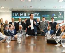 O governador Carlos Massa Ratinho Junior confirmou nesta quarta-feira (9) mais 1.494 novas casas populares para moradores de 33 municípios paranaenses. São imóveis financiados, casas repassadas gratuitamente a famílias de baixa renda e condomínios para pessoas idosas. O investimento é de R$ 118 milhões, com recursos do Tesouro Estadual, por meio do programa Habita Paraná, e de financiamento do Banco Interamericano de Desenvolvimento (BID).