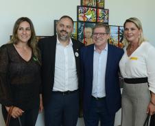 O governador Carlos Massa Ratinho Junior confirmou nesta quarta-feira (9) mais 1.494 novas casas populares para moradores de 33 municípios paranaenses. São imóveis financiados, casas repassadas gratuitamente a famílias de baixa renda e condomínios para pessoas idosas. O investimento é de R$ 118 milhões, com recursos do Tesouro Estadual, por meio do programa Habita Paraná, e de financiamento do Banco Interamericano de Desenvolvimento (BID).