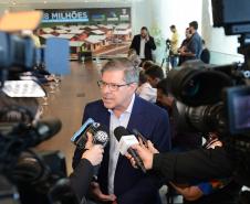 O governador Carlos Massa Ratinho Junior confirmou nesta quarta-feira (9) mais 1.494 novas casas populares para moradores de 33 municípios paranaenses. São imóveis financiados, casas repassadas gratuitamente a famílias de baixa renda e condomínios para pessoas idosas. O investimento é de R$ 118 milhões, com recursos do Tesouro Estadual, por meio do programa Habita Paraná, e de financiamento do Banco Interamericano de Desenvolvimento (BID).