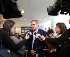 O governador Carlos Massa Ratinho Junior confirmou nesta quarta-feira (9) mais 1.494 novas casas populares para moradores de 33 municípios paranaenses. São imóveis financiados, casas repassadas gratuitamente a famílias de baixa renda e condomínios para pessoas idosas. O investimento é de R$ 118 milhões, com recursos do Tesouro Estadual, por meio do programa Habita Paraná, e de financiamento do Banco Interamericano de Desenvolvimento (BID).