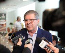O governador Carlos Massa Ratinho Junior confirmou nesta quarta-feira (9) mais 1.494 novas casas populares para moradores de 33 municípios paranaenses. São imóveis financiados, casas repassadas gratuitamente a famílias de baixa renda e condomínios para pessoas idosas. O investimento é de R$ 118 milhões, com recursos do Tesouro Estadual, por meio do programa Habita Paraná, e de financiamento do Banco Interamericano de Desenvolvimento (BID).