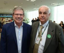 O governador Carlos Massa Ratinho Junior confirmou nesta quarta-feira (9) mais 1.494 novas casas populares para moradores de 33 municípios paranaenses. São imóveis financiados, casas repassadas gratuitamente a famílias de baixa renda e condomínios para pessoas idosas. O investimento é de R$ 118 milhões, com recursos do Tesouro Estadual, por meio do programa Habita Paraná, e de financiamento do Banco Interamericano de Desenvolvimento (BID).