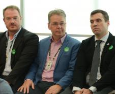 O governador Carlos Massa Ratinho Junior confirmou nesta quarta-feira (9) mais 1.494 novas casas populares para moradores de 33 municípios paranaenses. São imóveis financiados, casas repassadas gratuitamente a famílias de baixa renda e condomínios para pessoas idosas. O investimento é de R$ 118 milhões, com recursos do Tesouro Estadual, por meio do programa Habita Paraná, e de financiamento do Banco Interamericano de Desenvolvimento (BID).