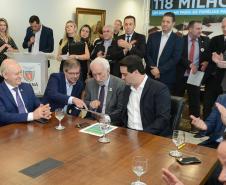 O governador Carlos Massa Ratinho Junior confirmou nesta quarta-feira (9) mais 1.494 novas casas populares para moradores de 33 municípios paranaenses. São imóveis financiados, casas repassadas gratuitamente a famílias de baixa renda e condomínios para pessoas idosas. O investimento é de R$ 118 milhões, com recursos do Tesouro Estadual, por meio do programa Habita Paraná, e de financiamento do Banco Interamericano de Desenvolvimento (BID).