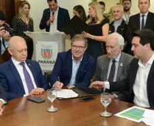 O governador Carlos Massa Ratinho Junior confirmou nesta quarta-feira (9) mais 1.494 novas casas populares para moradores de 33 municípios paranaenses. São imóveis financiados, casas repassadas gratuitamente a famílias de baixa renda e condomínios para pessoas idosas. O investimento é de R$ 118 milhões, com recursos do Tesouro Estadual, por meio do programa Habita Paraná, e de financiamento do Banco Interamericano de Desenvolvimento (BID).