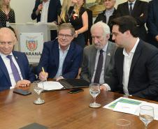 O governador Carlos Massa Ratinho Junior confirmou nesta quarta-feira (9) mais 1.494 novas casas populares para moradores de 33 municípios paranaenses. São imóveis financiados, casas repassadas gratuitamente a famílias de baixa renda e condomínios para pessoas idosas. O investimento é de R$ 118 milhões, com recursos do Tesouro Estadual, por meio do programa Habita Paraná, e de financiamento do Banco Interamericano de Desenvolvimento (BID).