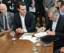 O governador Carlos Massa Ratinho Junior confirmou nesta quarta-feira (9) mais 1.494 novas casas populares para moradores de 33 municípios paranaenses. São imóveis financiados, casas repassadas gratuitamente a famílias de baixa renda e condomínios para pessoas idosas. O investimento é de R$ 118 milhões, com recursos do Tesouro Estadual, por meio do programa Habita Paraná, e de financiamento do Banco Interamericano de Desenvolvimento (BID).