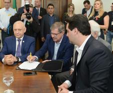 O governador Carlos Massa Ratinho Junior confirmou nesta quarta-feira (9) mais 1.494 novas casas populares para moradores de 33 municípios paranaenses. São imóveis financiados, casas repassadas gratuitamente a famílias de baixa renda e condomínios para pessoas idosas. O investimento é de R$ 118 milhões, com recursos do Tesouro Estadual, por meio do programa Habita Paraná, e de financiamento do Banco Interamericano de Desenvolvimento (BID).