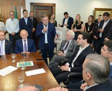 O governador Carlos Massa Ratinho Junior confirmou nesta quarta-feira (9) mais 1.494 novas casas populares para moradores de 33 municípios paranaenses. São imóveis financiados, casas repassadas gratuitamente a famílias de baixa renda e condomínios para pessoas idosas. O investimento é de R$ 118 milhões, com recursos do Tesouro Estadual, por meio do programa Habita Paraná, e de financiamento do Banco Interamericano de Desenvolvimento (BID).