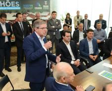 O governador Carlos Massa Ratinho Junior confirmou nesta quarta-feira (9) mais 1.494 novas casas populares para moradores de 33 municípios paranaenses. São imóveis financiados, casas repassadas gratuitamente a famílias de baixa renda e condomínios para pessoas idosas. O investimento é de R$ 118 milhões, com recursos do Tesouro Estadual, por meio do programa Habita Paraná, e de financiamento do Banco Interamericano de Desenvolvimento (BID).